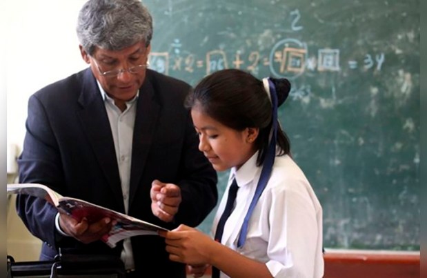 El-maestro-mexicano-realiza-un-trabajo-importante-pero-mal-pagado